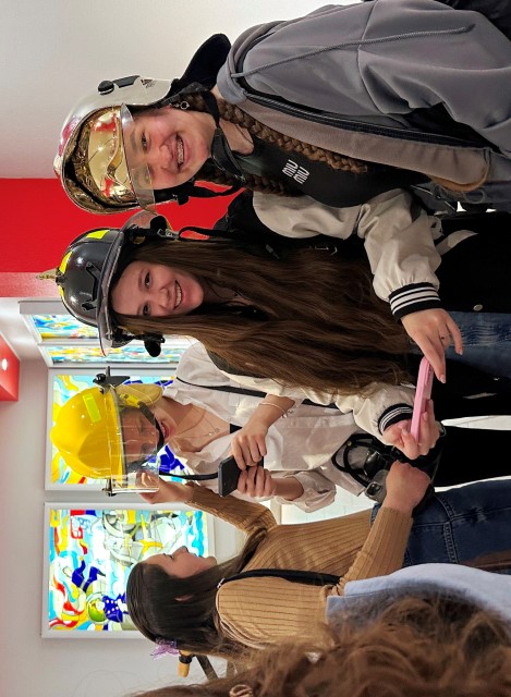 Першокурсники приміряли елементи спорядження рятувальників.jpeg